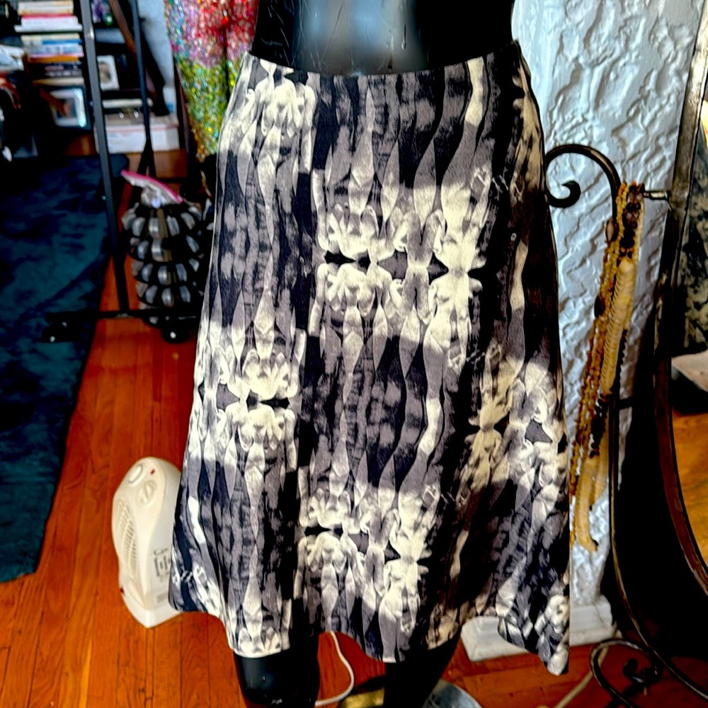 Mid length Versus print skirt
